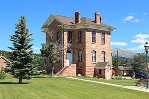 Park County Courthouse und Gefängnis in Fairplay (2016). Das Courthouse wurde 1874 errichtet und im Mai 1979 als zu diesem Zeitpunkt ältestes noch genutztes Gerichtsgebäude des Bundesstaats in das NRHP eingetragen.[1]