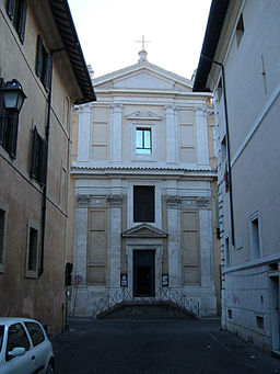 Kyrkans fasad, sedd från Via di San Francesco di Sales.