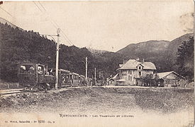 La station de Retournemer : Le train à vapeur vers Gérardmer, et, au fond, l'automotrice électrique A2 vers le Hohneck.