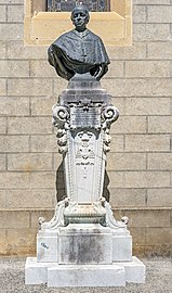 Monument au cardinal Sourrieu.