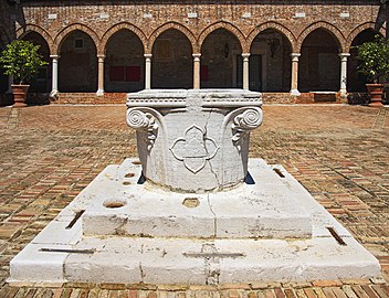 Le puits du cloître.