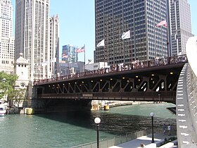 Le pont de Michigan Avenue, vu depuis l'escalier de la Riverwalk