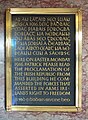 Una placa commemorativa de l'Aixecament de Pasqua al GPO, amb text en gaèlic irlandès en cal·ligrafia gaèlica, i el texts en anglès en alfabet llatí