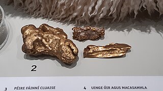 Close-up of Wicklow gold nuggets on display at the National Museum of Ireland – Archaeology, Dublin (Note: the largest nugget is a replica of the 22oz specimen gifted to George III in 1796[61])