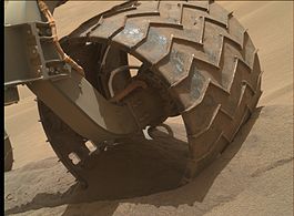 2014年8月6日，“好奇号”火星车车轮部分没入进隐秘谷沙子中。