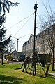 Photographie représentant des soldats français montant une antenne hertzienne