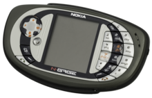 Photo de la console portable N-Gage QD. Tony Hawk's Pro Skater est édité en 2004 en offre groupée avec cette console portable.