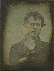 El primer retrato fotográfico jamás realizado fue un autorretrato de Robert Cornelius, 1839.