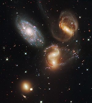 슈테팡의 5중주, 사진 왼쪽 위에서 시계 방향: NGC 7320, NGC 7319, NGC 7318(a 와 b), NGC 7317.