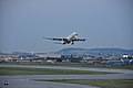 Un Airbus A340 d'Air France, vers Paris (vol AF347), au décollage sur la piste 06R-24L.