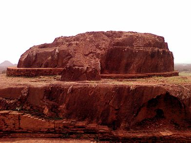 Rrënojat e një ndërtimi gjysëm të skalitur në shkëmb dhe gjysëm të ndërtuar me tulla i Maha Chaityas në Bojjannakonda, Andhra Pradesh, Indi.