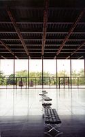 Interior do museu da Neue Nationalgalerie em Berlim, na Alemanha