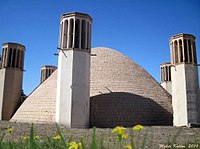 Eine Zisterne (Ab Anbar) mit sechs Windtürmen (Badgir) in der Schahdad-Wüste in der Dascht-e Lut