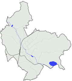 Mapa konturowa Koszalina, po lewej nieco na dole znajduje się punkt z opisem „Koszalin”