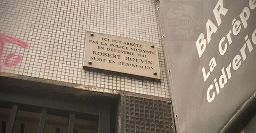 Plaque en hommage à Robert Houvin, au no 29.