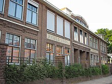 Ein Schulgebäude in Tiel, Gelderland. Große Fenster an der Fassade.