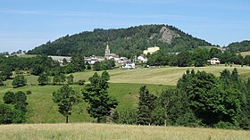 Vue du Clarel dominant le village d'Araules.