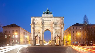 Siegestor München abends