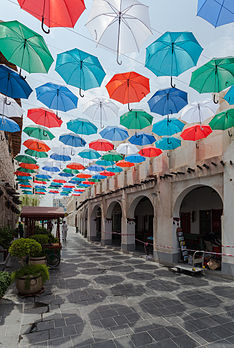 Toit de parapluies dans le souk Waqif, à Doha, capitale du Qatar. (définition réelle 3 173 × 4 725)