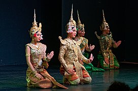 Danseuses du Ballet royal du Cambodge.