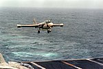 En A-6E landar på hangarfartyget USS Enterprise (CVN-65)