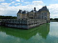 Douves entourant le château de Vaux-le-Vicomte.