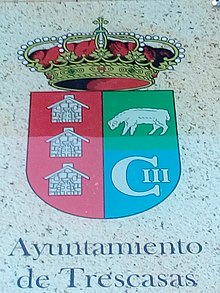 Escudo de Trescasas situado en la puerta del ayuntamiento del mismo municipio.