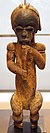 Statue d'ancêtre, gardien de reliquaire. Fang « du Nord », Ntumu. République gabonaise, 19e s. Bois (alstonia), H. 57 cm[31],[32].