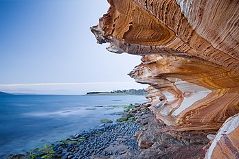 Les « Falaises peintes », sur l'île Maria, baignée par la mer de Tasman. (définition réelle 1 932 × 1 288)