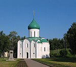 Yeşil çatılı beyaz bir Ortodoks kilisesi