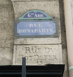 Ancienne inscription « rue du Pot de fer » en dessous de la plaque moderne.