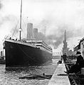 Titanic xuất phát từ Southampton bắt đầu chuyến đi của mình.