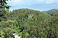 Schlüsselberg (Galgenberg) mit Felsen vom Burgstall Schlüsselberg und Pulvermühle im Ailsbachtal (Vordergrund) aus Richtung Westnordwesten