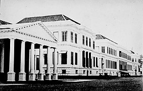 La Grote Huis (« grande maison »), construite avec les pierres de l'ancienne forteresse de Batavia démantelée (vers 1900).