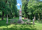 Le monument aux morts situé sur le bosquet.