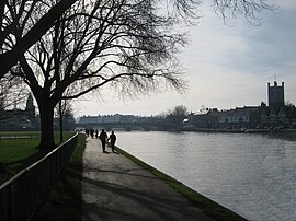 Die Themse, die fünfbögige Henley Bridge, Leander Club (im Hintergrund links) und der Turm von St. Mary’s Church