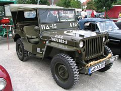 Jeep v hnědé fádní barvě a plachtou