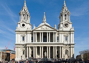 Catedral de San Pablo, Londres (1670-1710) usa un motivo de columnas pareadas para crear la interacción dinámica de espacios