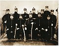 礼服の将校と常服の兵士、および将校相当官（前列左2名）