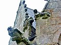 Chapelle Saint-Gildas : grotesques sur un mur extérieur de la chapelle.