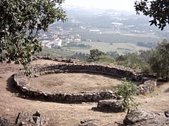 Velika komunikacijska stavba z vgrajeno klopjo v Citânia de Briteiros (Portugalska)