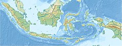 Mapa konturowa Indonezji, blisko lewej krawiędzi u góry znajduje się czarny trójkącik z opisem „wulkan Toba”