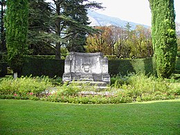 Tombeau d'Ernest Hébert dans le parc.