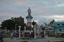 Plaza sa Guiuan, Eastern Samar nga may simbahan sa likod