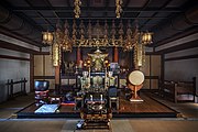 須弥壇の一例。真言宗智山派、龍鋒山巣鴨寺、福寿観音の本堂の須弥壇（写真 奥）