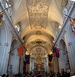 Intérieur, avec les drapeaux de l'ordre souverain de Malte