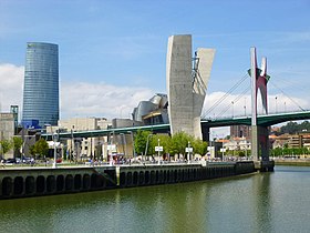 Puente La Salve von der Campo Volantin aus, links im Hintergrund der Torre Iberdrola