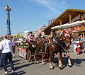 Festwagen des Schussenrieder Bierkrugmuseums vor der Fruchtsäule