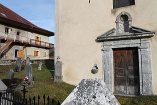 Vue de l'entrée de la chapelle de la Correrie et de son cimetière.