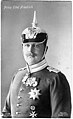 Eitel Frigyes porosz királyi herceg, II. Vilmos császár fia M1897 mintájú tiszti Pickehaube sisakban. A tiszti sisakok csúcsdísze hosszabb. A sisakon a porosz címersas mellén nyolcágú stilizált csillag látható, mely a gárdaezredek megkülönböztetésére szolgált, jelen esetben ez az 1. Gyalogos Gárdaezred (1. Garde-Regiment zu Fuß).